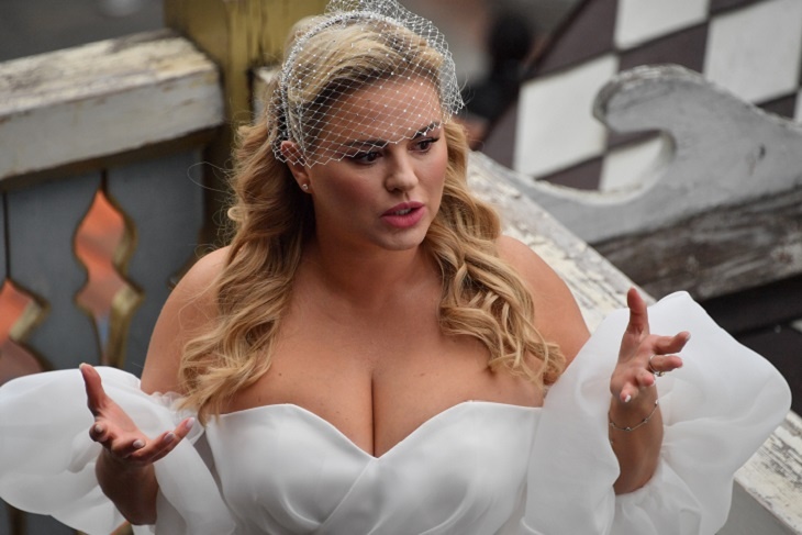 Голая Семенович в постели натянула простыню на массивные «арбузы»