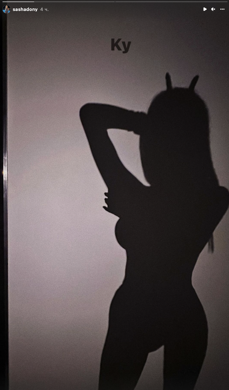 Голая экс-любовница Тимати показала все свои прелести у стены