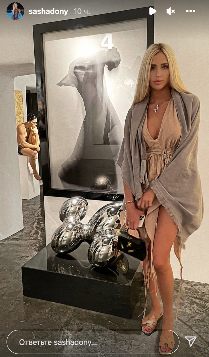 Экс-любовница Тимати вывалила «дыньку» в пикантном декольте