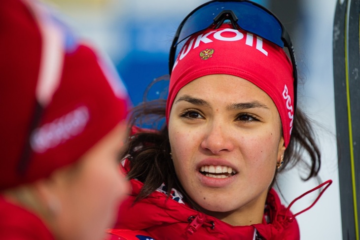 Ради TikTok: Вероника Степанова напугала фанатов, показав, как катается на лыжах по тротуару