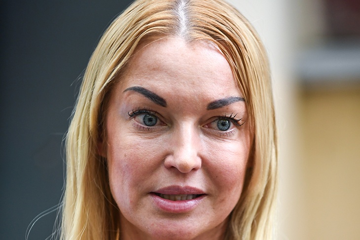 «А любимого куда дела?»: Волочкова в купальнике рассказала, что вернется в Москву одна