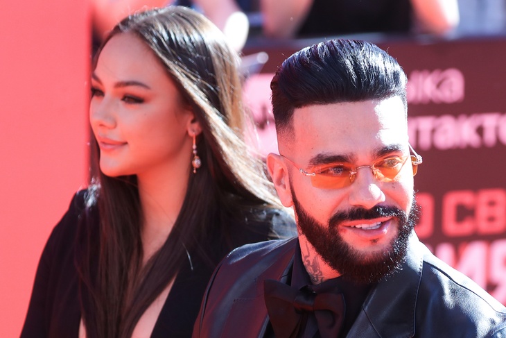 Экс-любовница Тимати подразнила «мощными булочками» в алых стрингах