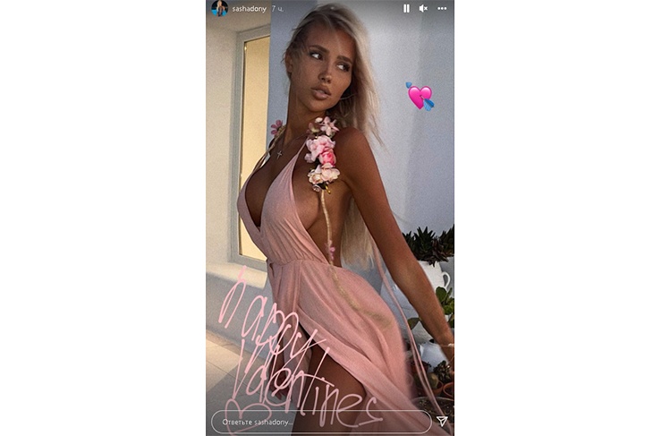 Экс-любовница Тимати поманила мощными округлостями в супероткровенном платье без белья