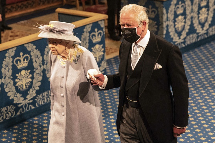 За два дня до диагноза: заболевший коронавирусом принц Чарльз встречался с Елизаветой II