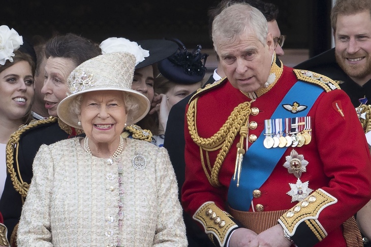 Помогла королева: принц Эндрю откупился за 16 миллионов от обвинений в изнасиловании