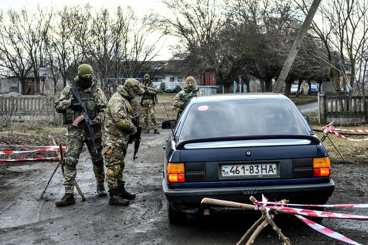 Срочная эвакуация, обстрелы и помощь России: главное об обострении конфликта в Донбассе
