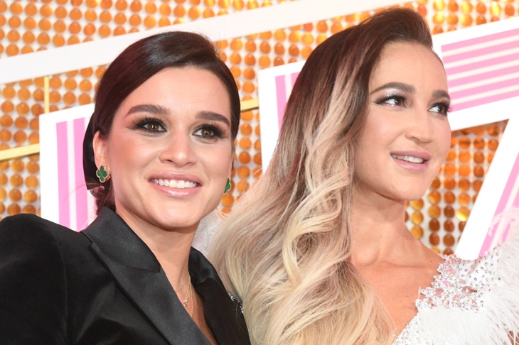 «Клуши, стыдно за вас»: Миро отчитала шикующих в отпуске Бузову и Бородину