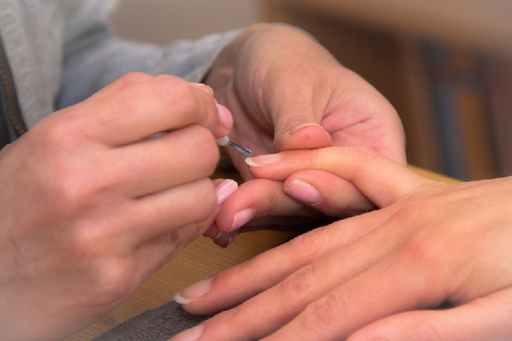 Может оказаться раком кожи: Малышева перечислила болезни, о которых «подсказывают» ногти