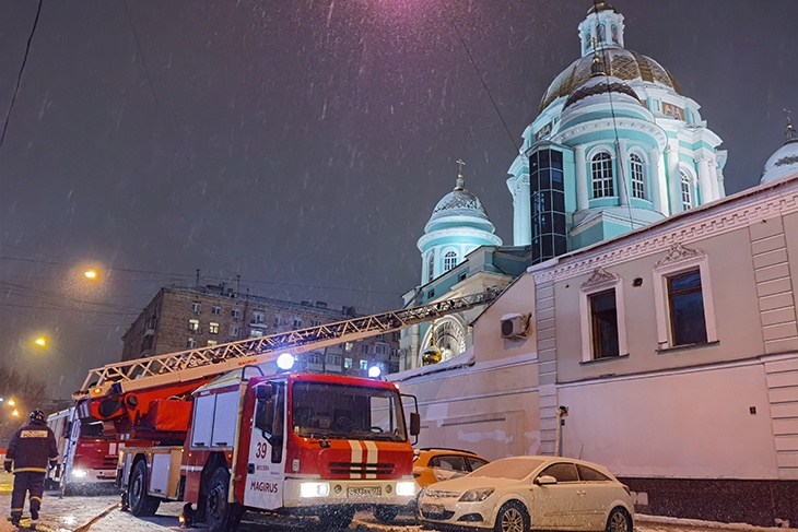 Огонь мог переброситься на крышу: в Москве ликвидировали пожар в Богоявленском кафедральном соборе