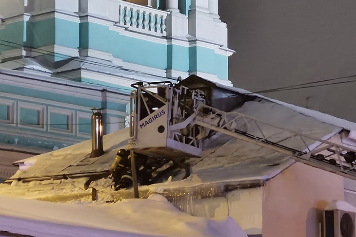 Огонь мог переброситься на крышу: в Москве ликвидировали пожар в Богоявленском кафедральном соборе