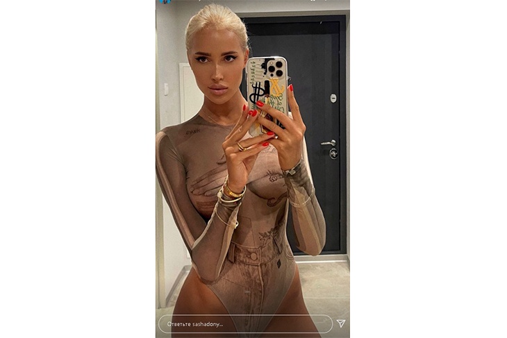 Эффектная экс-любовница Тимати предстала в «голом» боди с имитацией груди