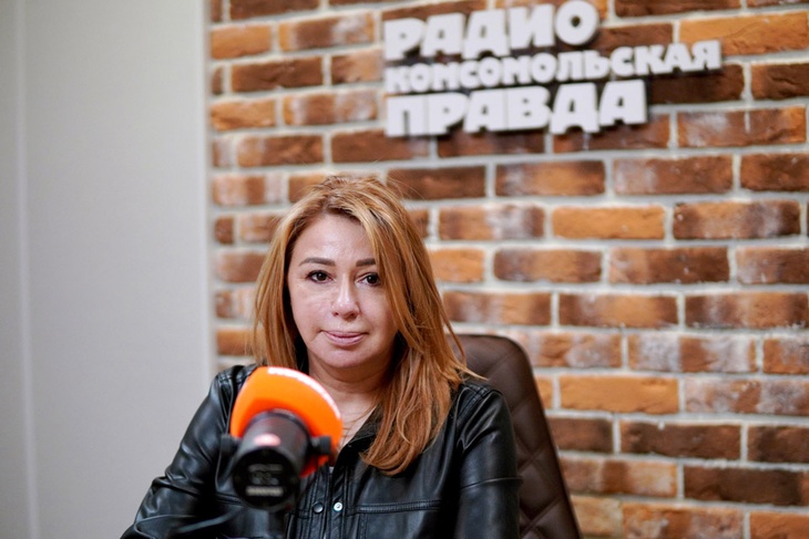 Алена Апина в студии Радио «Комсомольская правда».