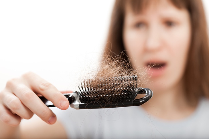 Трихолог назвала главные причины выпадения волос у людей