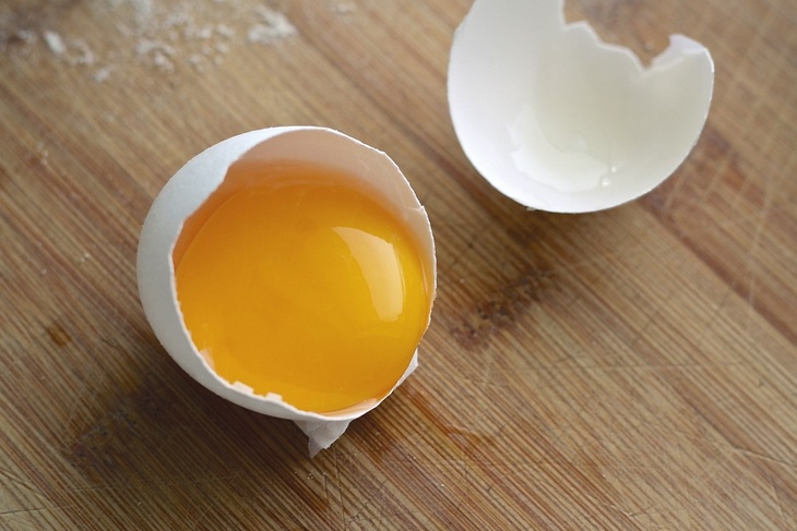 Гастроэнтеролог объяснила уникальную пользу сырых яиц