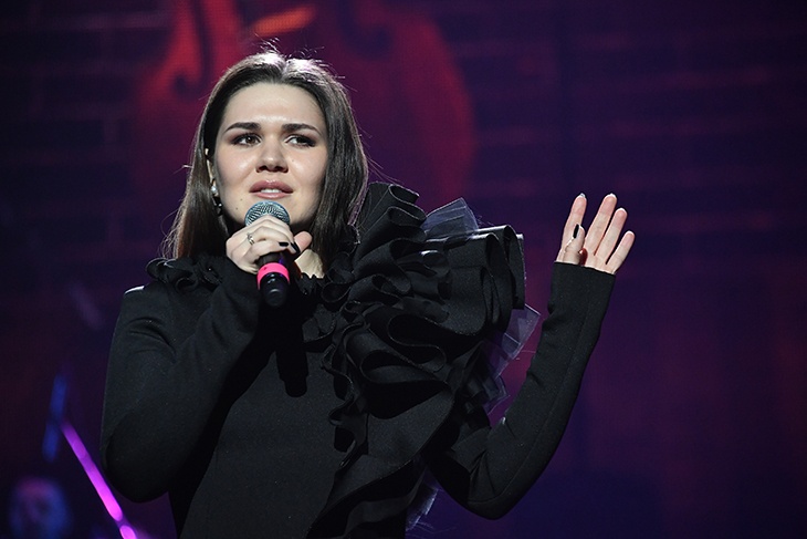 «Чаще пой малышу!»: победительница шоу «Голос» Дина Гарипова показала беременный животик