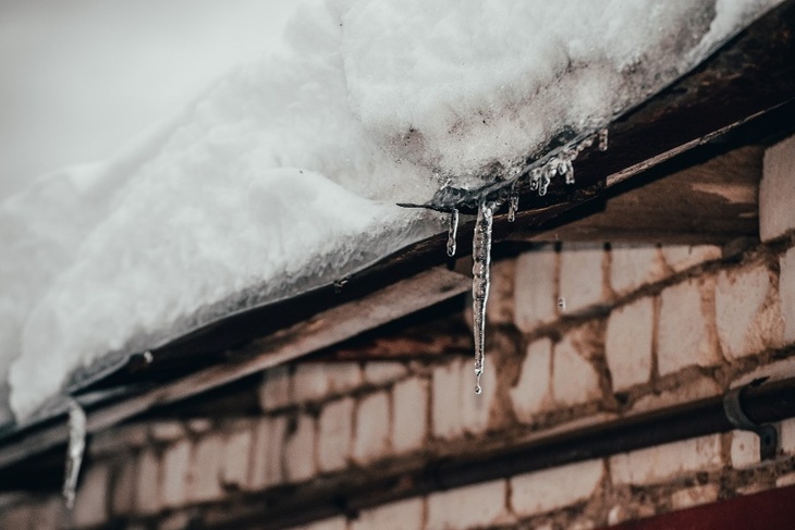 В Великом Новгороде ледяная глыба, упавшая с крыши, чуть не убила мать и младенца: видео