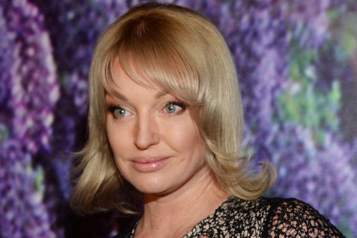 «Цирк уехал, клоуна забыли»: Волочкову в костюме ангела распекли за нового любовника