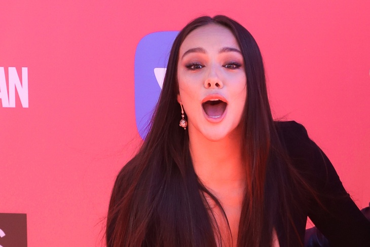 Экс-любовница Тимати похвасталась сочными прелестями в тонком лифе: видео