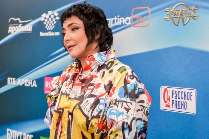 Лолита вышла с мальчиком, Валерия с глубоким декольте, а Лепс в «золоте»: как прошел юбилей Дробыша