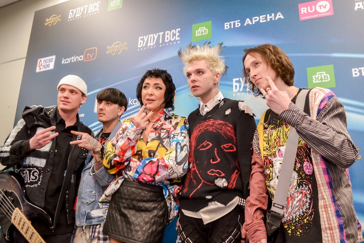 Лолита вышла с мальчиком, Валерия с глубоким декольте, а Лепс в «золоте»: как прошел юбилей Дробыша