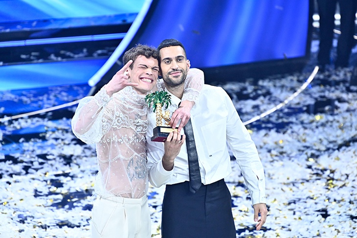 Прикрываясь ладошками: два парня с «Евровидения-2022» появились голыми на обложке Vanity Fair