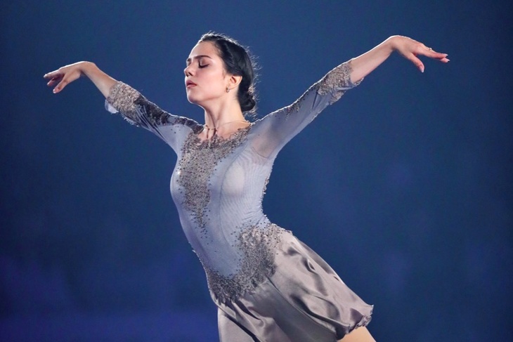 Видео: эффектная Евгения Медведева надела пиджак без лифа и покрасовалась на камеру