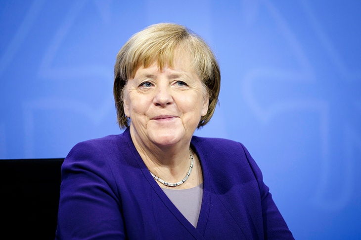 Телохранитель не заметил вора: Ангелу Меркель обокрали в берлинском супермаркете