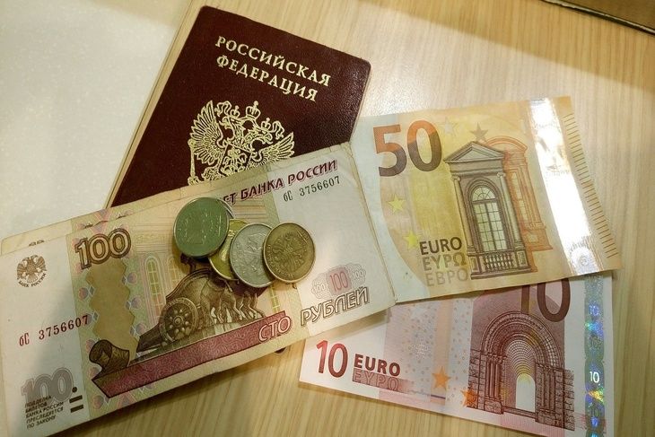 Чтобы рубль не рухнул: экономист объяснил причину интервенции ЦБ на валютном рынке