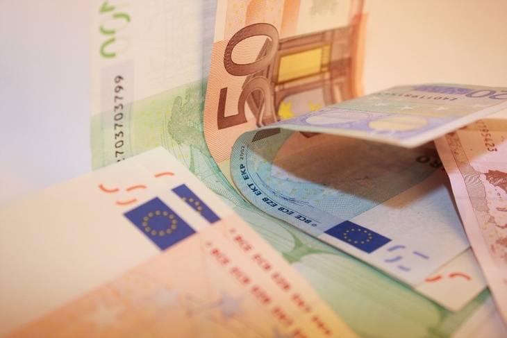 Валюта подорожала на 10 рублей: Центробанк опубликовал сумасшедший курс доллара и евро на 1 марта
