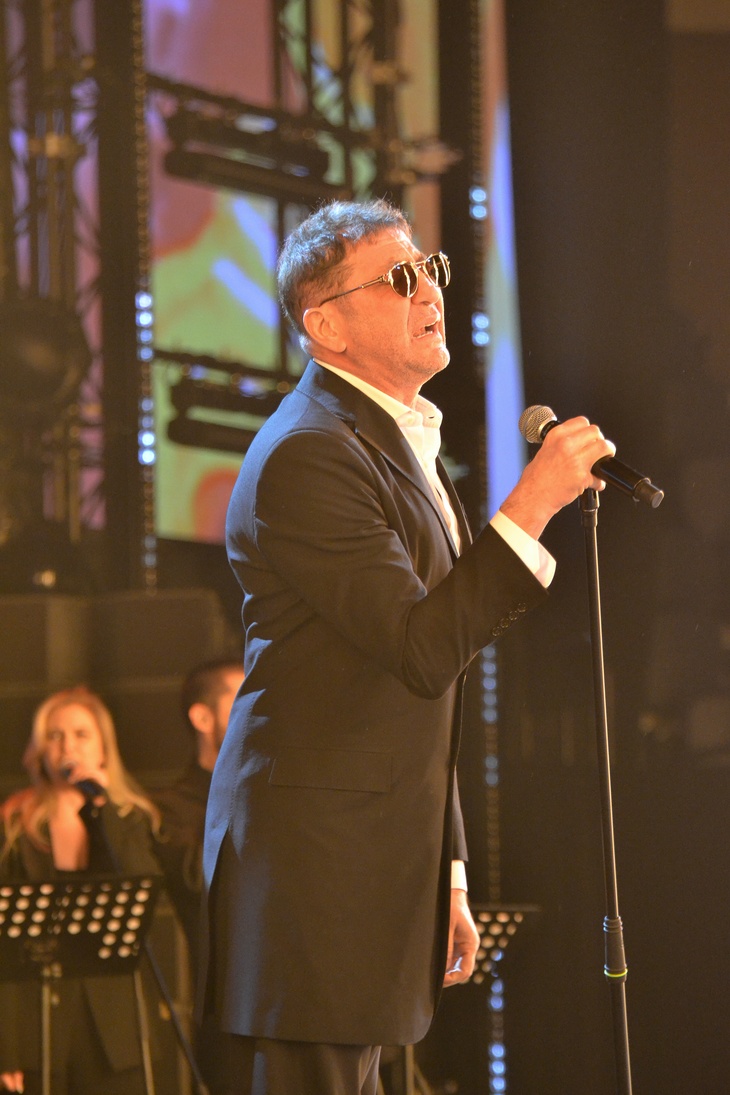 Лолита вышла с мальчиком, Валерия с глубоким декольте, а Лепс в «золоте»: как прошел юбилей Дробыша