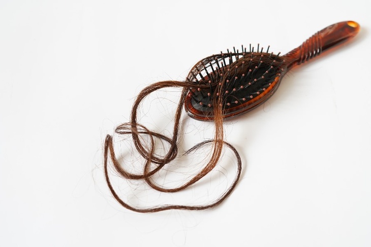Выпадение волос, нарушение менструации: диетолог рассказала, к чему приводит нехватка железа