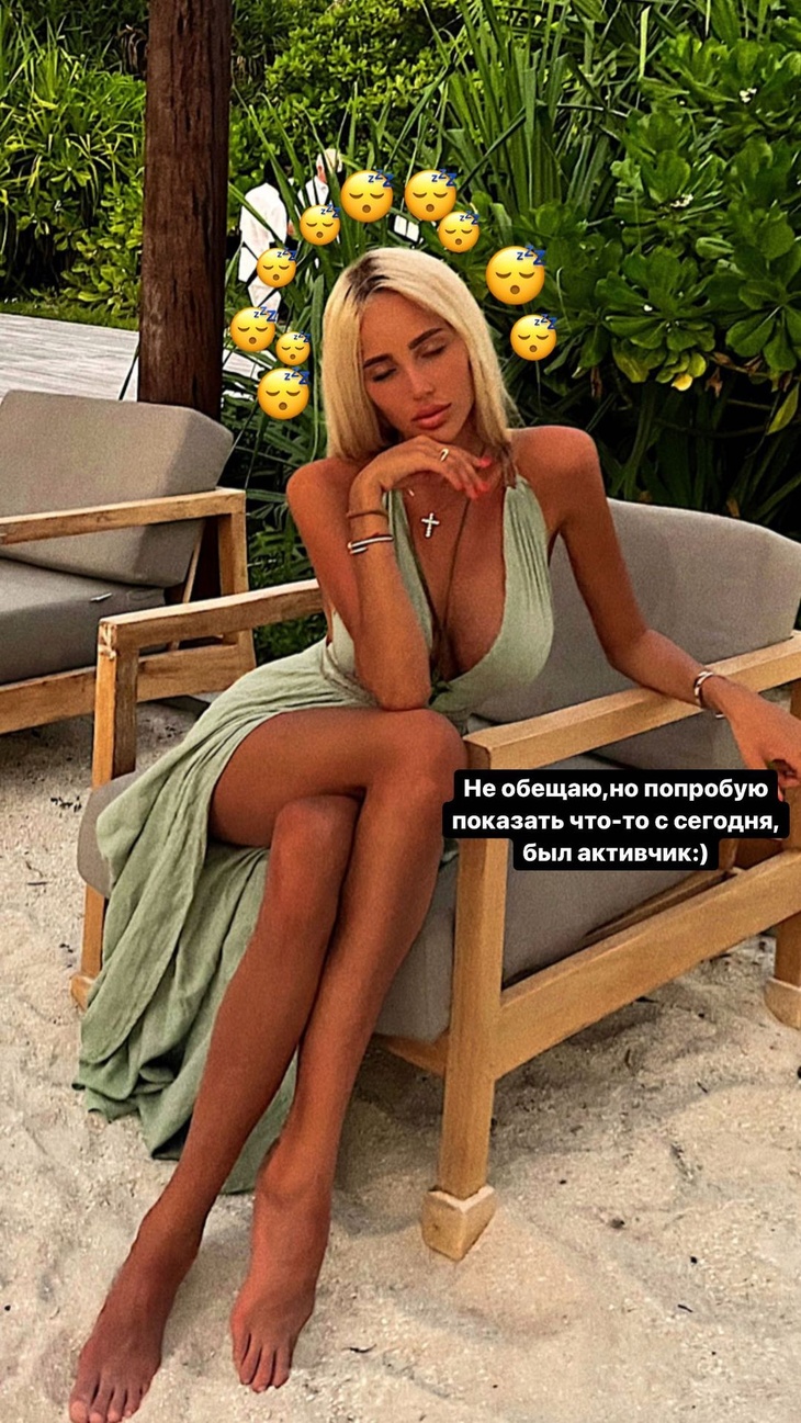 Экс-любовница Тимати выставила «крепкие дыни» в платье с декольте до пупка