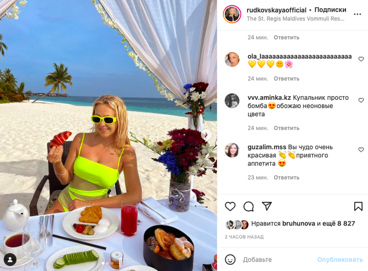 «Какие булочки»: Рудковская сверкнула пышным бюстом в кислотном купальнике