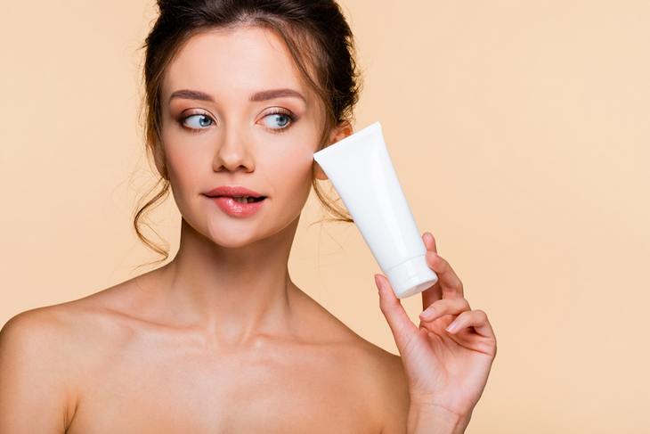 Дерматолог объяснила, как правильно ухаживать за кожей во время простуды