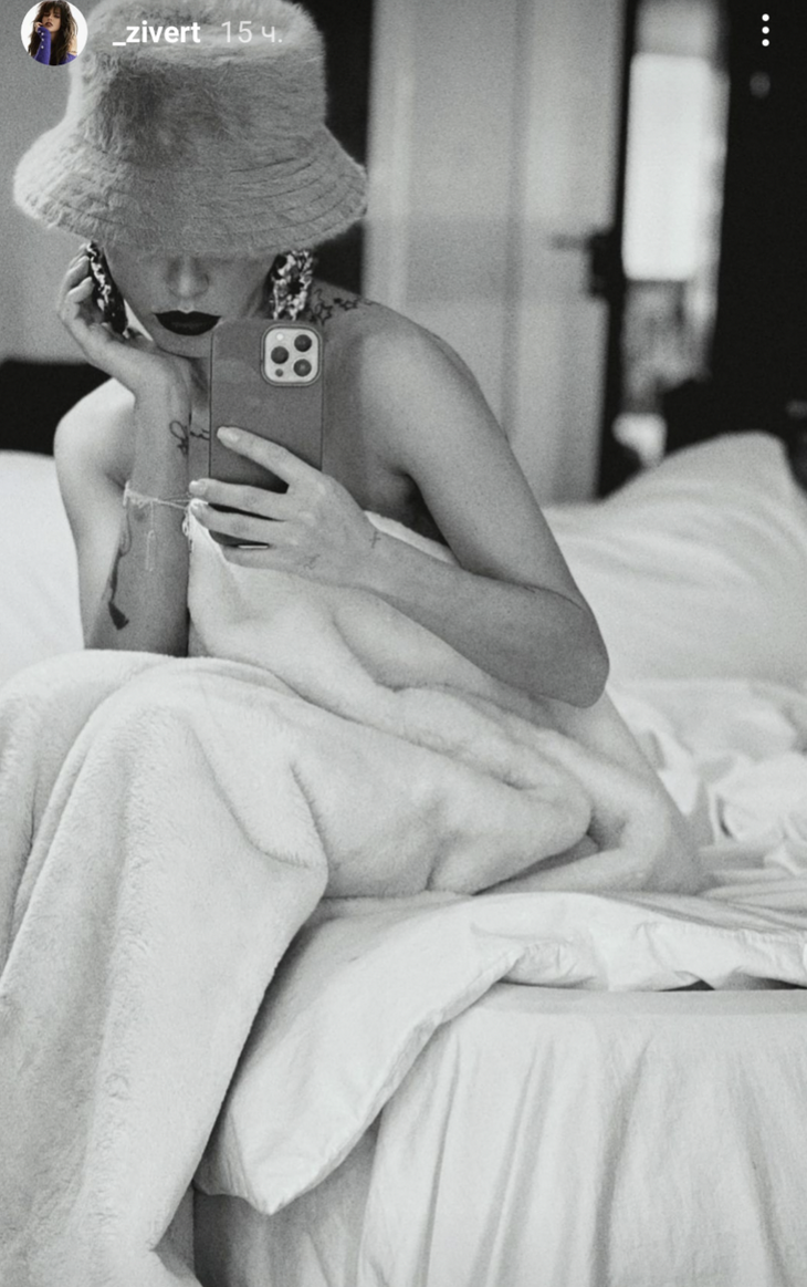 Без порток, а в шляпе: Зиверт засветила обнаженное тело в постели