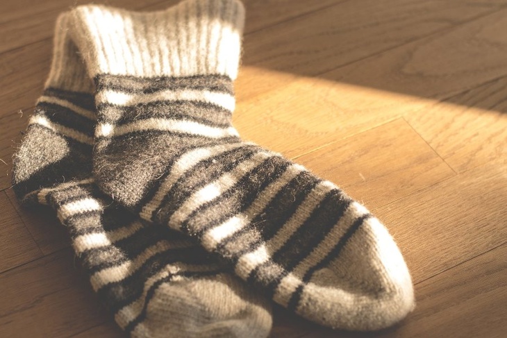 Вплоть до некроза: кому ни в коем случае нельзя спать в теплых носках