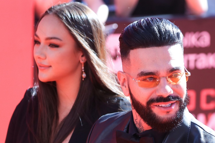 Бывшая любовница Тимати игриво покрутила гром-бедрами в лосинах и мини-топе