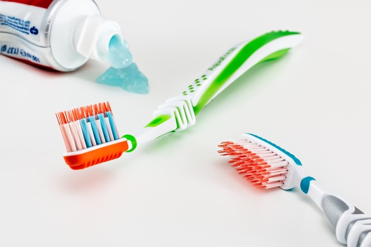 Стоматолог объяснила, как правильно выбрать зубную пасту и щетку