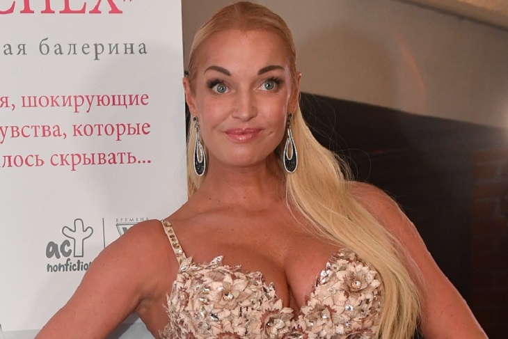 Волочкова вальяжно подняла ноги в машине нового любовника: видео