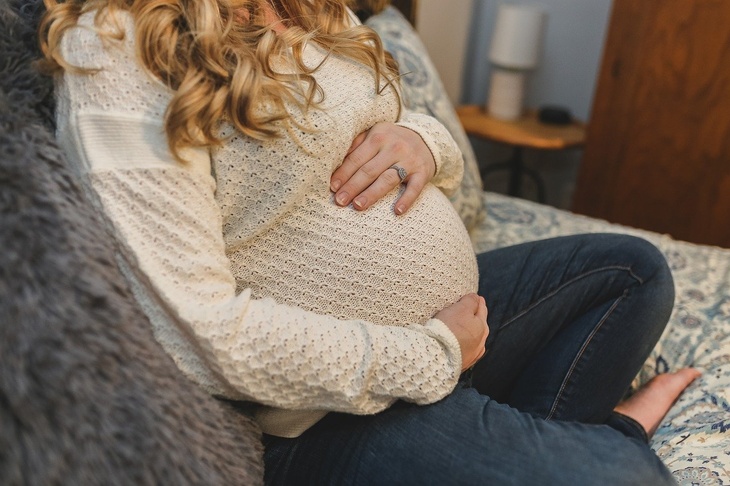 Дерматолог предупредила беременных о страшной опасности пилингов