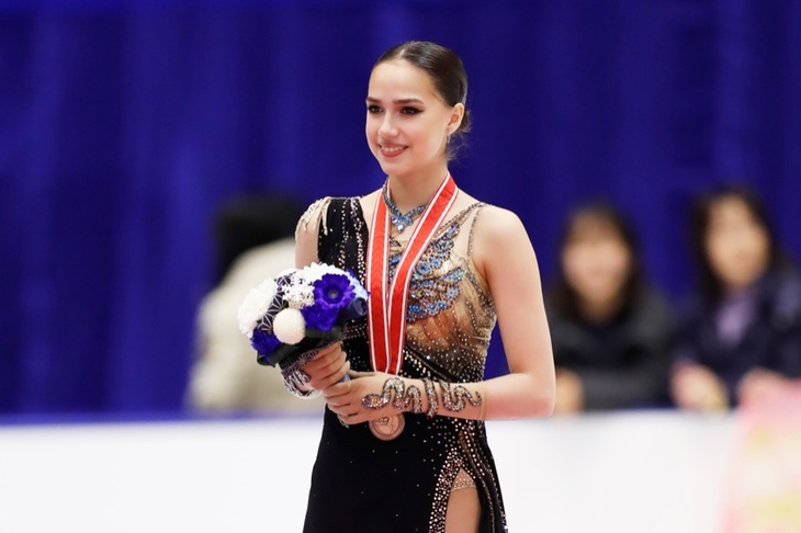 Красотка: Загитова в вафельном халатике показала свой эффектный макияж для Олимпиады-2022