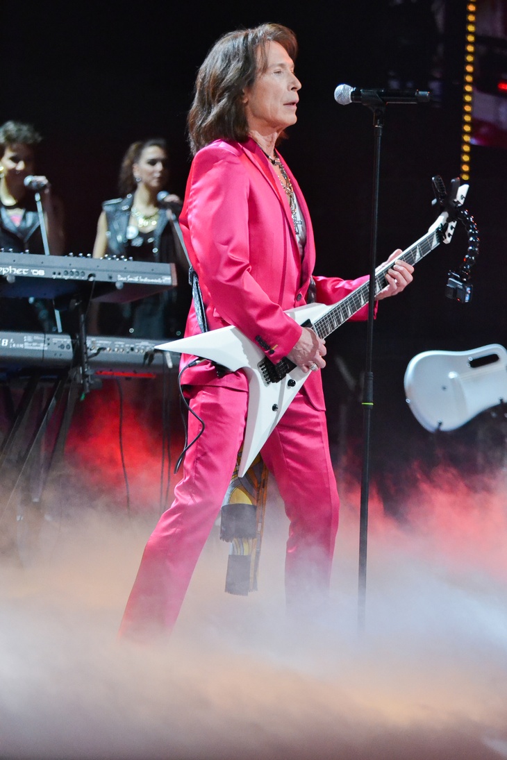 Лолита вышла с мальчиком, Валерия с глубоким декольте, а Лепс в «золоте»: как прошел юбилей Дробыша