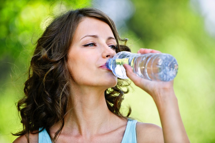 Лучший вариант для организма: назван объем воды, который в идеале нужно выпивать в день