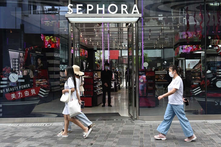 Накануне 8 марта косметические магазины Sephora закрылись в России