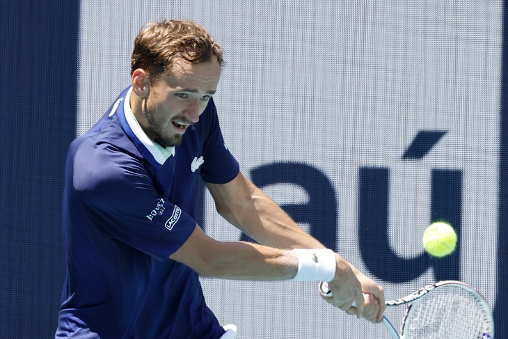 Медведев победил испанского теннисиста и пробился в четвертый круг «Мастерса» в Майами