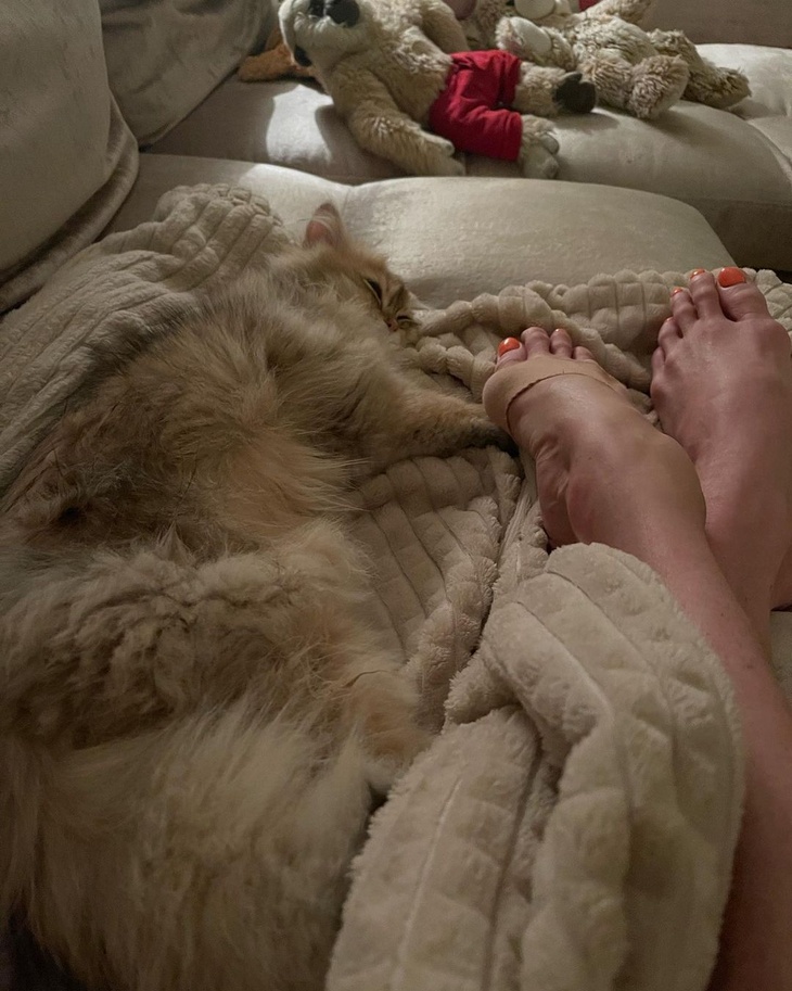 «Выставила свои коряги»: Волочкову разнесли за фото «изуродованных» ног