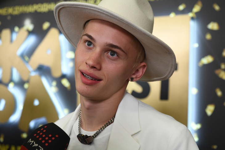 Милохина в форме засняли в коридоре одной из школ: видео