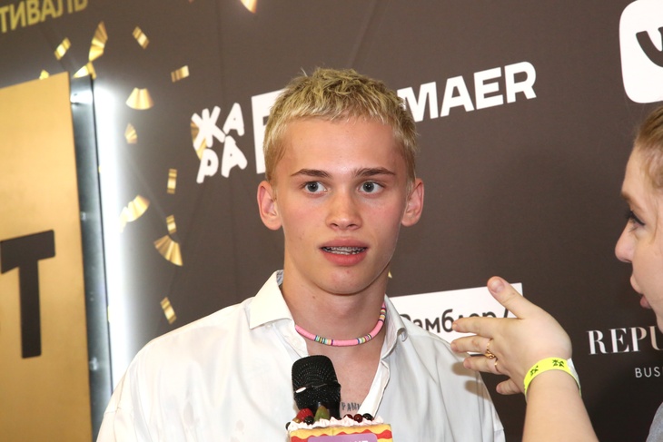 Поклонники засняли, как Милохин в пробке «красит губы»: видео