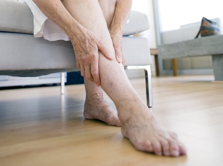 Больная стопа разрывается: ортопед назвал главную причину боли в пятке при ходьбе