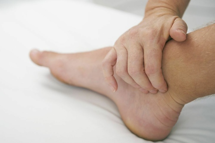 Останутся такими навсегда: невролог назвала онемение ног симптомом опасных болезней